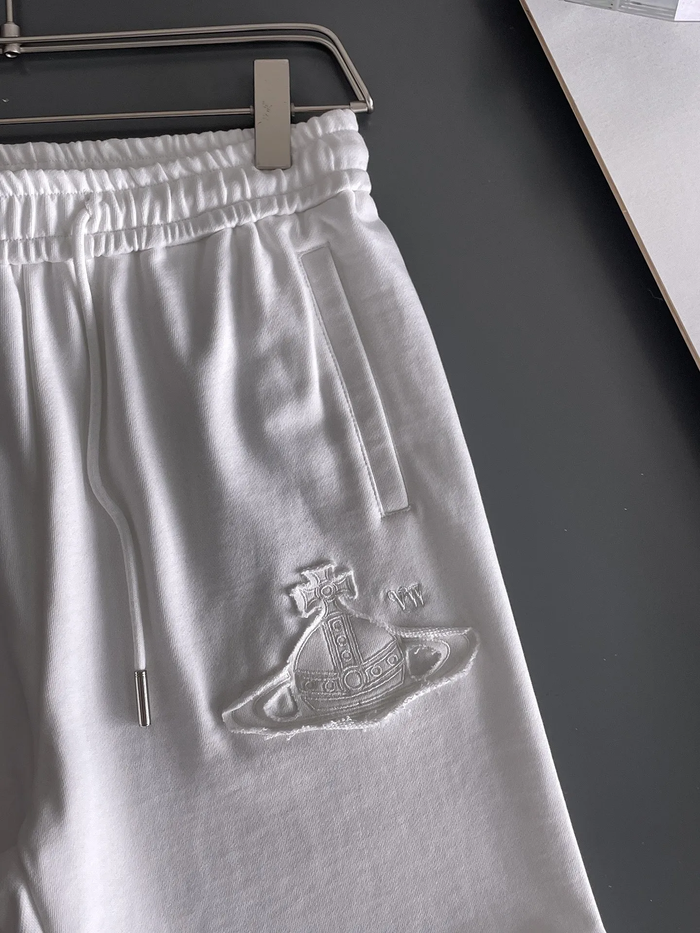 The Queen Mother's three-standard complete 2025 summer New Arrival men's casual shorts, advanced custom-made Breathable fabric, Breathable fabric, extremely stretchy and comfortable, impeccable details, top-grade accessories, original logo design concept, delicate and soft feel! The upper body fit is awesome! Size: M-XXXL Please state your height and weight when ordering